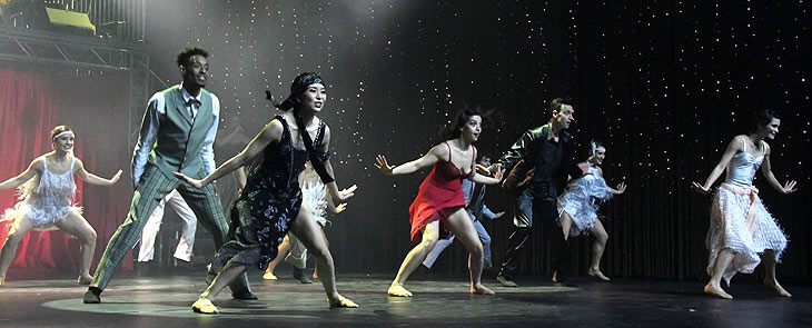 Finale des Limonada Dance Company: Der große Gatsby -Tanztheater von Enrique Gasa Valga vom 23.02.–03.03.24 im Deutschen Theater. Links imBild Addison Ector (als „Nick Carraway“),  (©Foto: Ingrid Grossmann) 